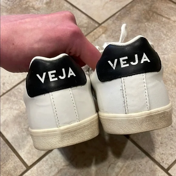 Veja Esplar Leather Low-Top Sneakers - Picture 7 of 7